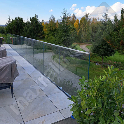 Стъклен парапет с алуминиев профил